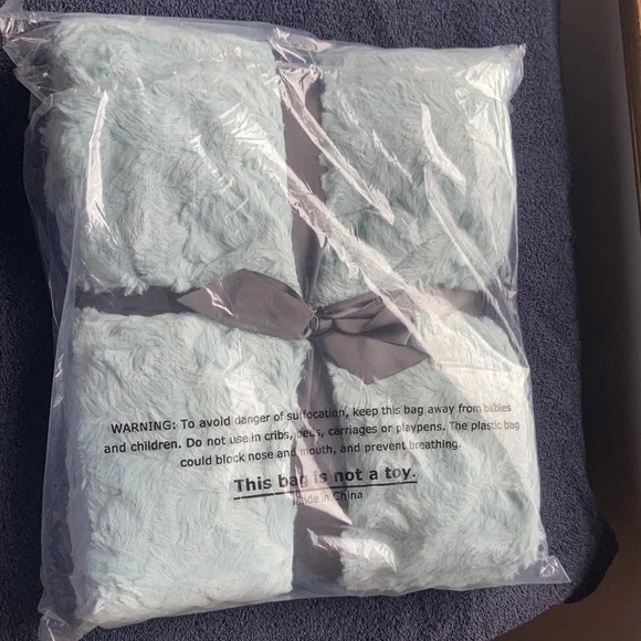 Relisted Madison Park faux fur throw 60 X 70 in - Picture 11 of 13